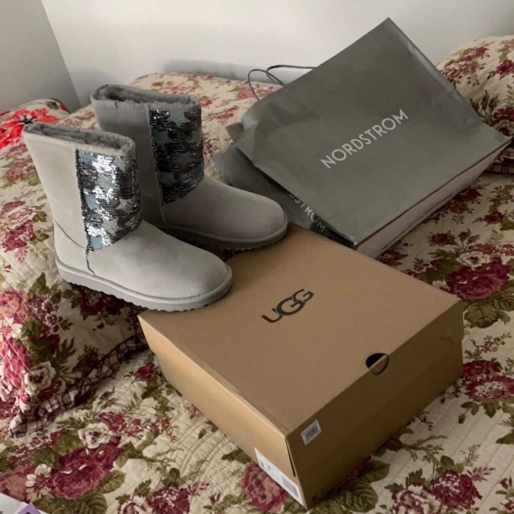Ugg women’s classic short sequins stars boots!